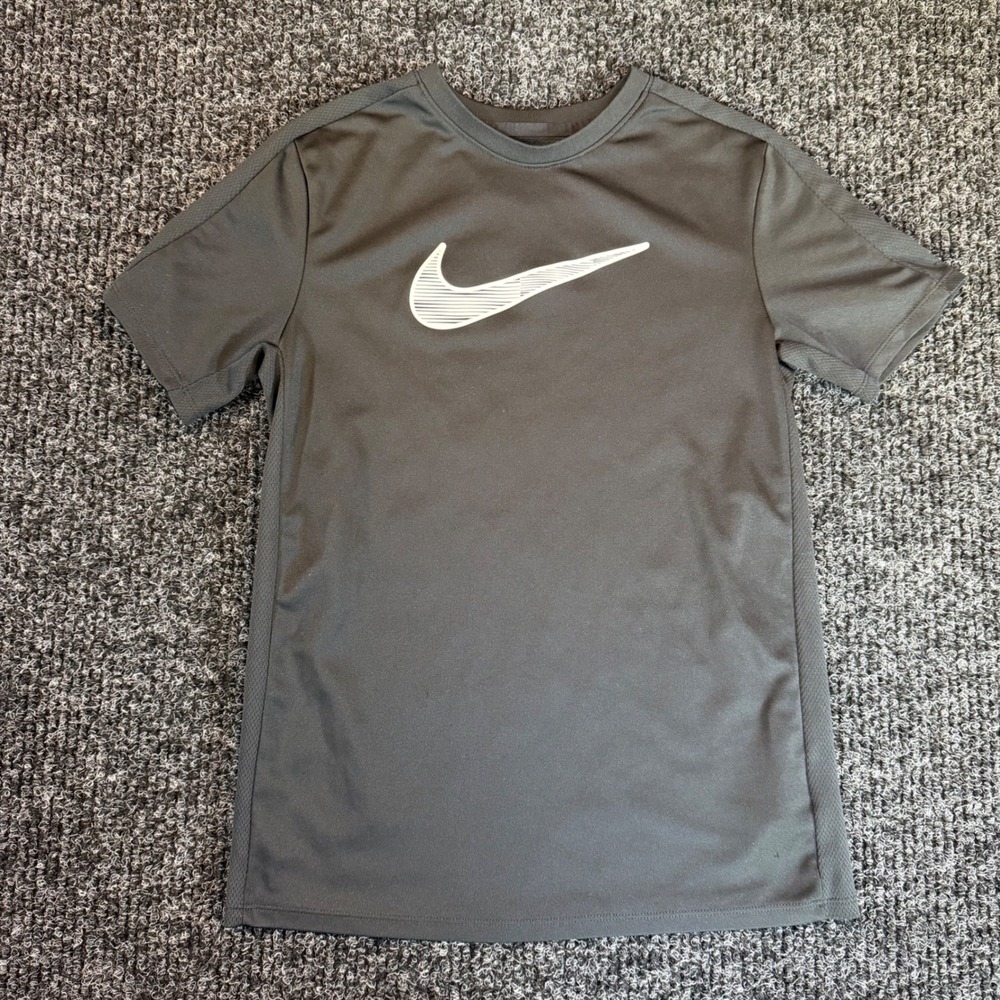 Nike Boys Black Short Sleeve Swoosh Graphic Active Performance T-Shirt